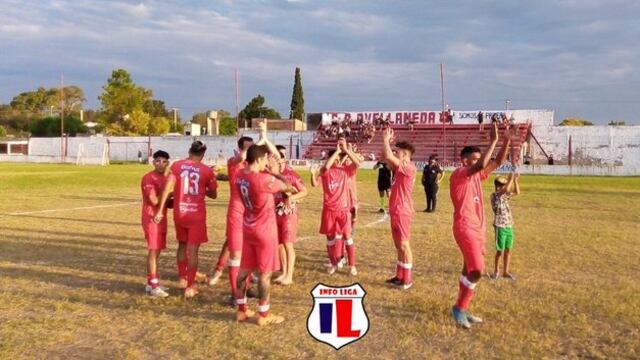 Felicidad plena en Avellaneda. Los Diablos Rojos le ganaron a Barrio Parque, en el inicio de la competencia.