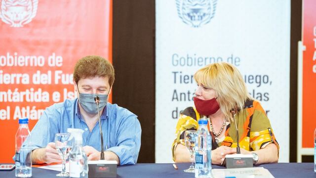 Gobernador de la provincia, Gustavo Melella y la secretaria General de ATSA, Claudia Etchepare