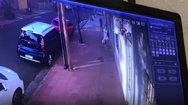 Las cámaras de seguridad muestran el momento en que el hombre quiso ingresar