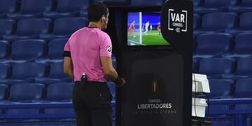 El árbitro principal de Boca-Mineiro, Andrés Rojas, y el encargado del VAR, Derlis López, fueron suspendidos por la Conmebol. (AP)