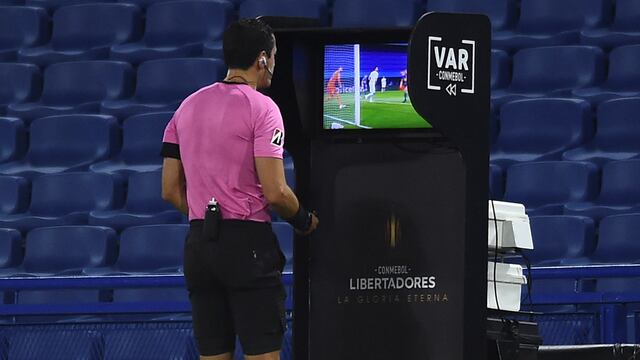 El árbitro principal de Boca-Mineiro, Andrés Rojas, y el encargado del VAR, Derlis López, fueron suspendidos por la Conmebol. (AP)