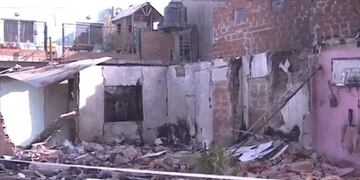 La explosión destruyó una vivienda y cinco hermanitos y su padre se encuentran internados en grave estado.