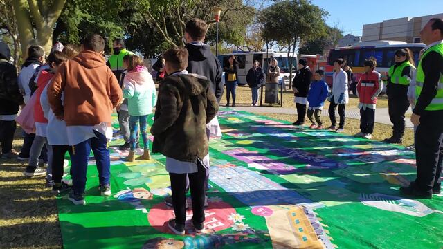 Alumnos de la escuela Amancay juegan y aprenden educación vial