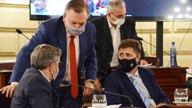El senador radical Felipe Michlig (centro) confirmó que su bloque no integrará la comisión creada para investigar a fiscales en Santa Fe. (@senadosantafe)