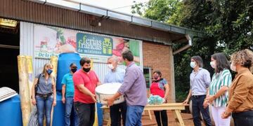 Montecarlo: agricultores de la Feria Franca recibieron insumos