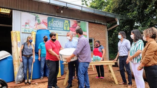 Montecarlo: agricultores de la Feria Franca recibieron insumos