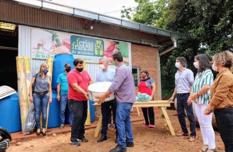 Montecarlo: agricultores de la Feria Franca recibieron insumos