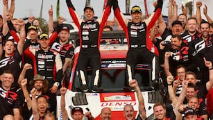 Sebastien Ogier y su navegante Vincent Landais, junto a todo el equipo Toyota Gazoo Racing WRT, celebrando en Kenia.