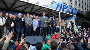 Massa anunció el nuevo piso de Ganancias de $1,770.000 en un acto de la CGT. Foto: Clarín