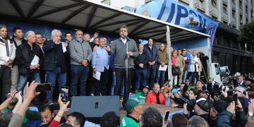 Massa anunció el nuevo piso de Ganancias de $1,770.000 en un acto de la CGT. Foto: Clarín