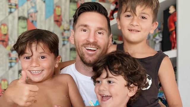 Lionel Messi se sacó una foto junto a sus hijos Mateo (derecha), Ciro (abajo) y Mateo.