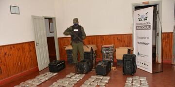 Abandonaron cuatro parlantes con marihuana en su interior tras huir de la Gendarmería