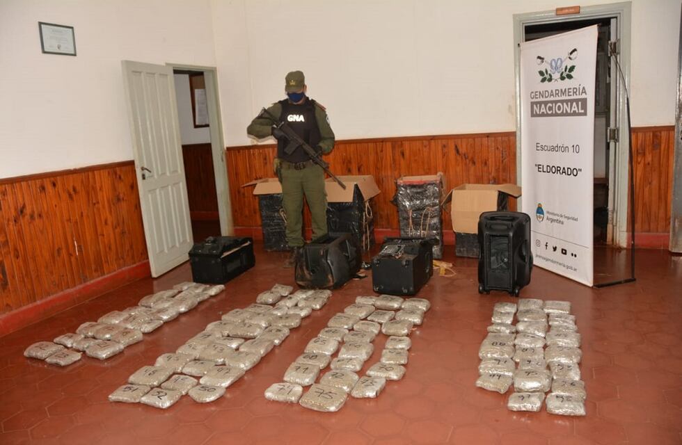 Abandonaron cuatro parlantes con marihuana en su interior tras huir de la Gendarmería