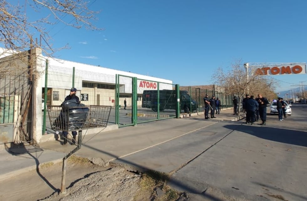 A tres días de los intentos de saqueos, arrojaron una bomba molotov a un supermercado en Rawson