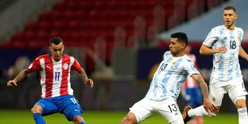 Con un puñado de partidos en la Selección, el Cuti Romero se afianza. Lo destacó Sergio Vázquez (AP).