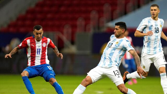 Con un puñado de partidos en la Selección, el Cuti Romero se afianza. Lo destacó Sergio Vázquez (AP).