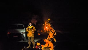 Bomberos combatieron un incendio en el interior de Córdoba, donde cuatro personas sufrieron heridas, entre ellas un niño de 11 años que permanece en estado reservado. (La Voz / Ilustrativa).