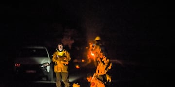 Bomberos combatieron un incendio en el interior de Córdoba, donde cuatro personas sufrieron heridas, entre ellas un niño de 11 años que permanece en estado reservado. (La Voz / Ilustrativa).