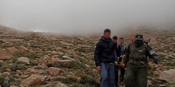 Personal de Gendarmería rescató a un andinista que sufrió una caida en la zona de el Cajón de Arenales en Tunuyán. Gentileza