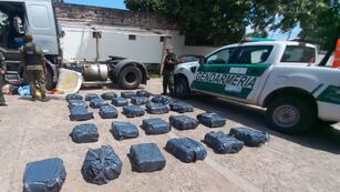 Tras la huida del camión, los gendarmes realizaron un seguimiento controlado que culminó en un camino terrado cuando el chofer frenó y el acompañante intentó huir a pie. Los uniformados atraparon a ambos traficantes.