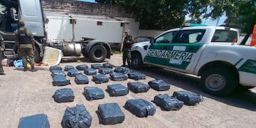 Tras la huida del camión, los gendarmes realizaron un seguimiento controlado que culminó en un camino terrado cuando el chofer frenó y el acompañante intentó huir a pie. Los uniformados atraparon a ambos traficantes.