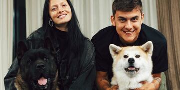 Oriana Sabatini y Paulo Dybala con sus perros. (Instagram Oriana Sabatini)