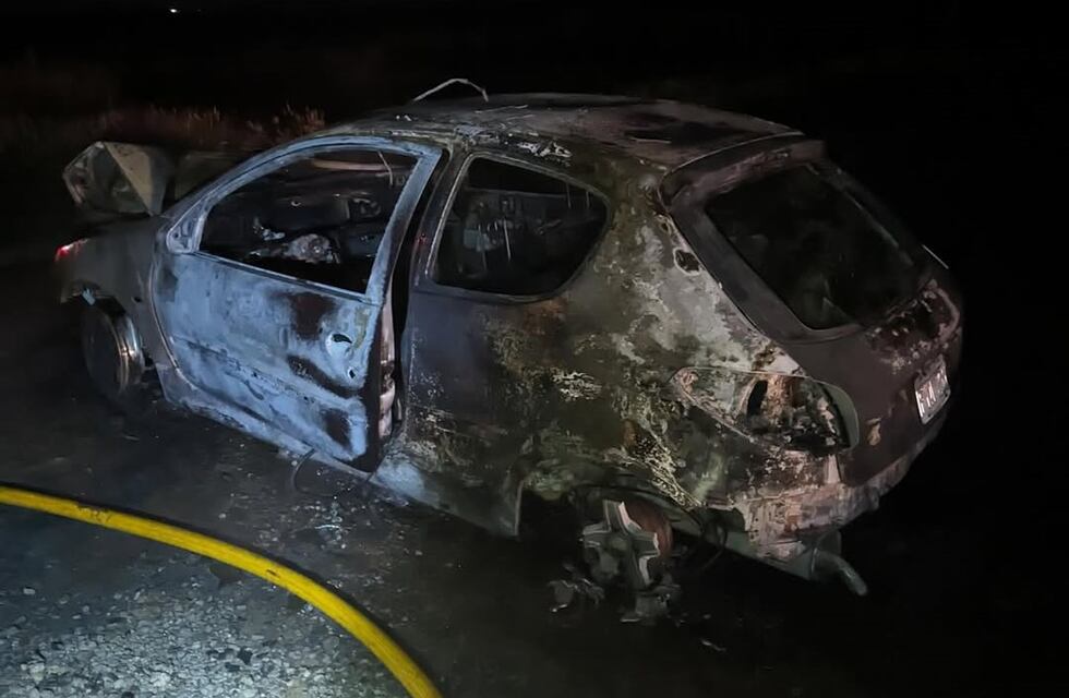 Arroyito: un incendio destruyó completamente un automóvil en la madrugada