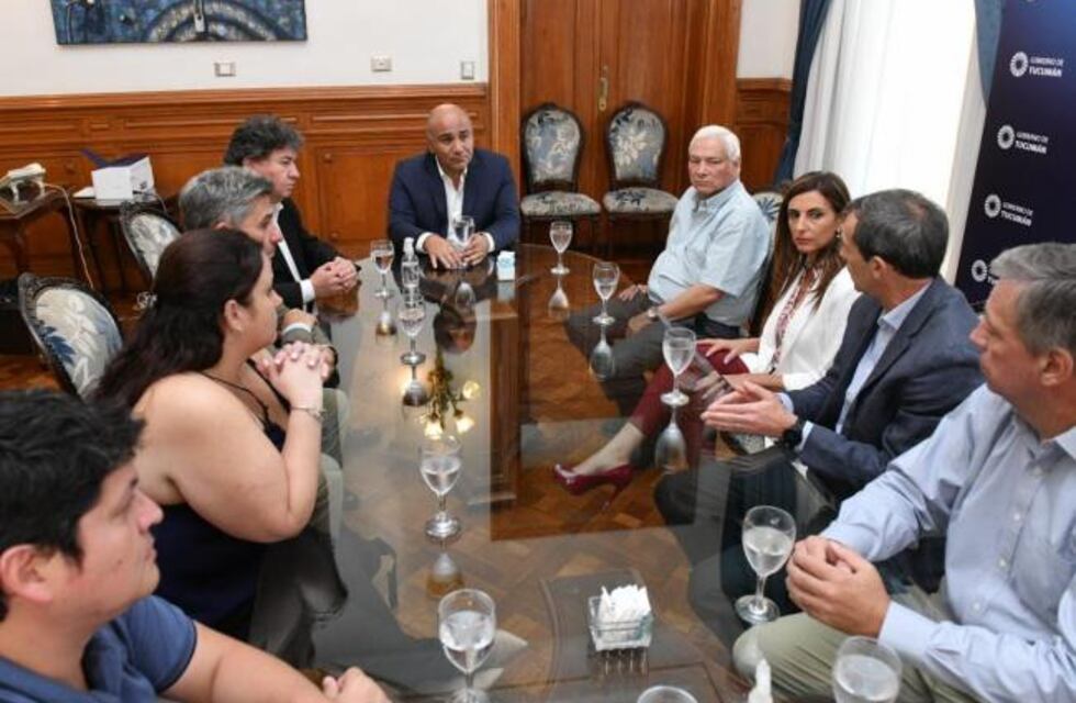 Por los despidos, Manzur se reunió con representantes de call centers y referentes de SEOC