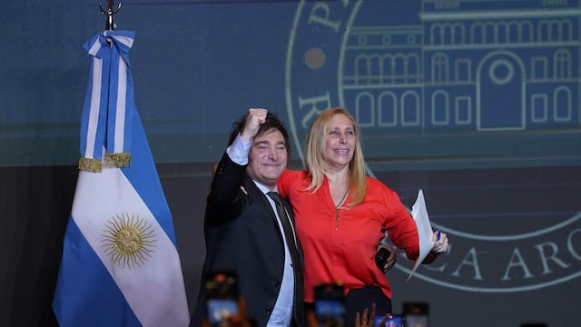 Javier Milei desde el búnker de La Libertad Avanza, tras el triunfo en el balotaje. (Gentileza Clarín)