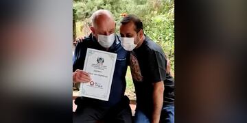 Vecinos de Campo Ramón recibieron títulos de propiedad de mano del gobernador.