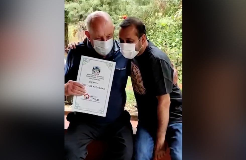 Vecinos de Campo Ramón recibieron títulos de propiedad de mano del gobernador