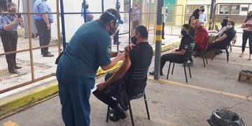 Enfermeros de la Policías y de la Penitenciaría comenzaron a vacunar contra el coronavirus a los integrantes de ambas fuerzas en Mendoza. Gentileza Gobierno de Mendoza