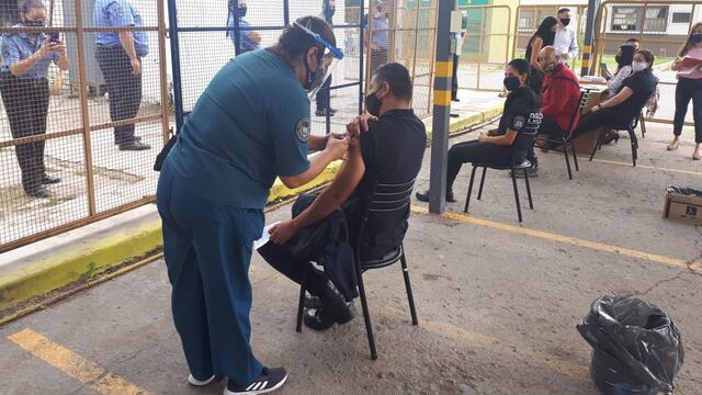Enfermeros de la Policías y de la Penitenciaría comenzaron a vacunar contra el coronavirus a los integrantes de ambas fuerzas en Mendoza.
