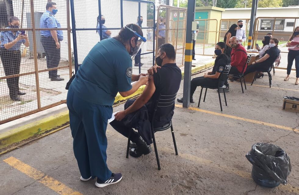 Más de mil policías recibieron la vacuna contra el Covid-19
