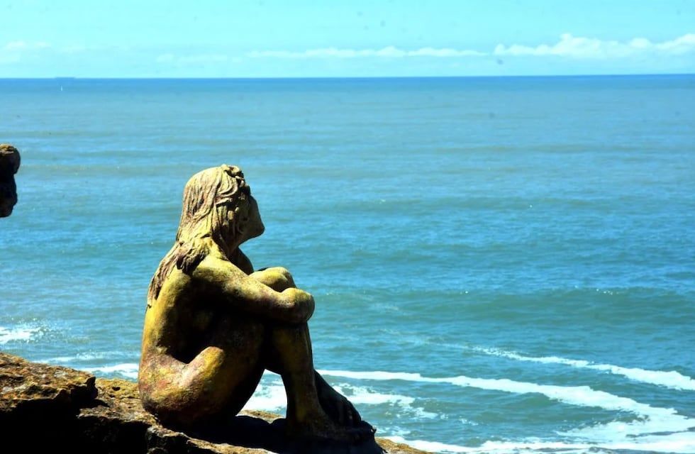 Mar del Plata: Apareció una escultura en Playa Chica y se desconoce quién la instaló