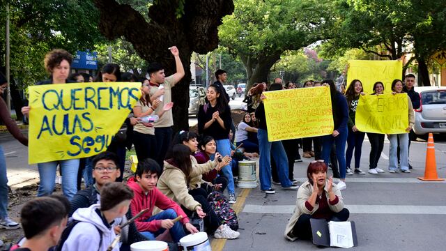 Padres y comunidad educativa del Ipem 10 “Escuela Roma” reclaman por las malas condiciones edilicias del colegio.