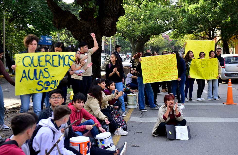 Padres y docentes de la Escuela Roma de Córdoba reclaman por el deterioro del establecimiento