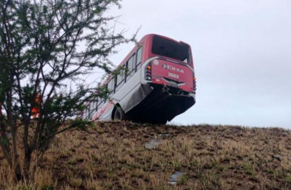 Pudo ser tragedia: un colectivo despistó en Circunvalación y casi desbarranca