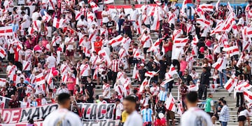 El público de River dijo presente de manera masiva en el Rose Bowl de Los Angeles. Partido picante contra el Monterrey (AP).