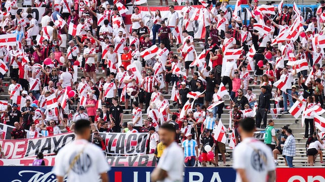 El público de River dijo presente de manera masiva en el Rose Bowl de Los Angeles. Partido picante contra el Monterrey (AP).