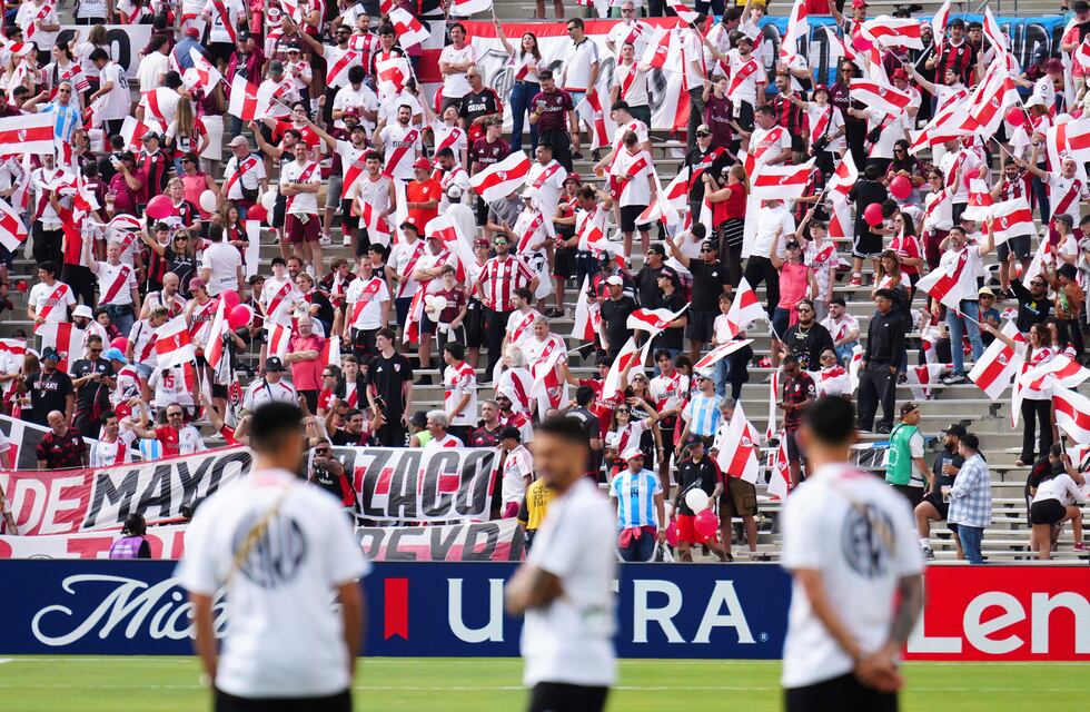 Los hinchas de River le pusieron picante al duelo con Monterrey: “El que no salta, no...”