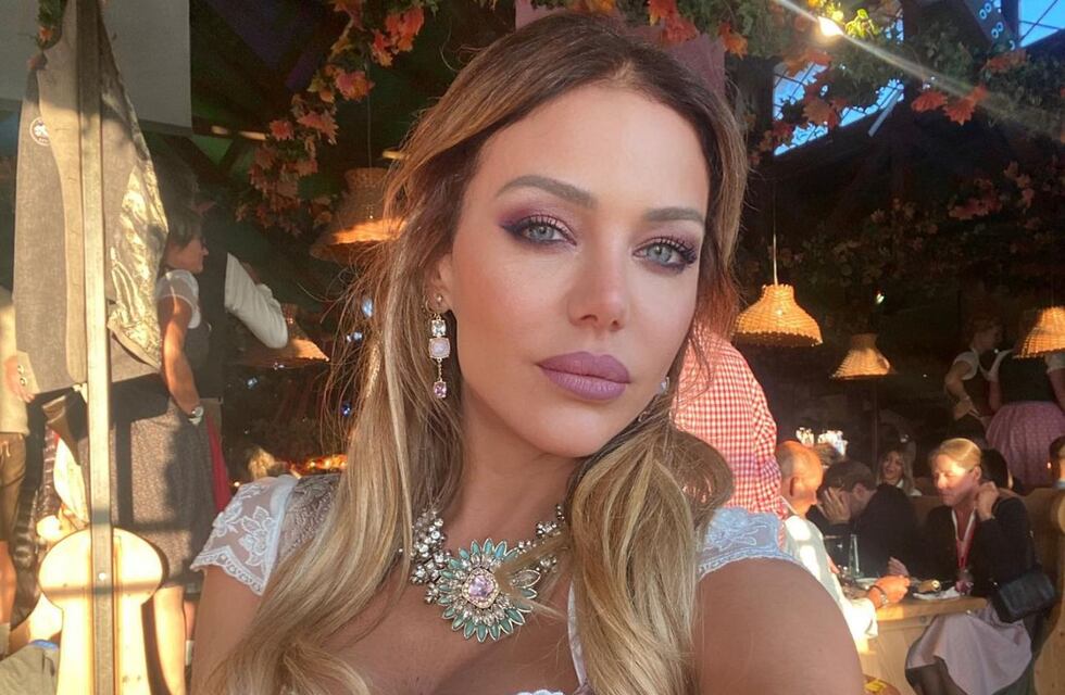 Evangelina Anderson enamoró desde su bicicleta con un conjunto deportivo rosa pink