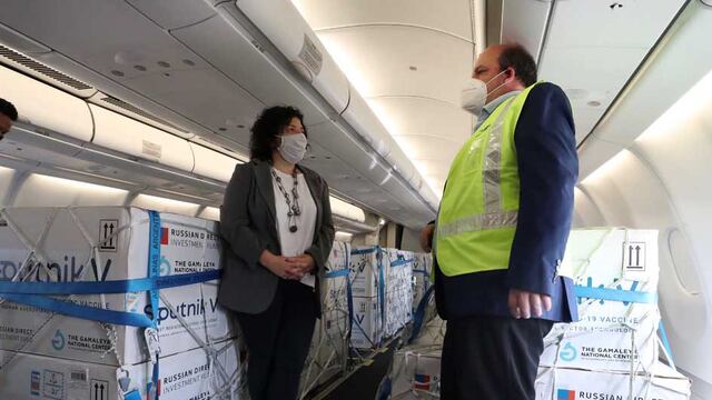 La ministra de salud, Carla Vizzotti, recibe en Ezeiza el último cargamento de vacunas Sputnik V. foto telam
