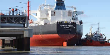 Amarró por primera vez un buque de tipo Suezmax en Puerto Rosales