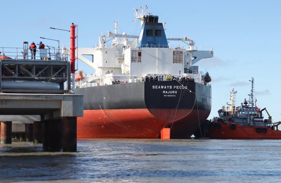 Amarró por primera vez un buque de tipo Suezmax en Puerto Rosales