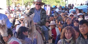 Montado a caballo, el monseñor Olmedo encabezó la caminata “Las huellas evangelizadoras de nuestros sacerdotes claretianos”, el Humahuaca.