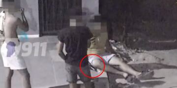 Los sujetos estaban en la vereda manipulando una réplica de arma.