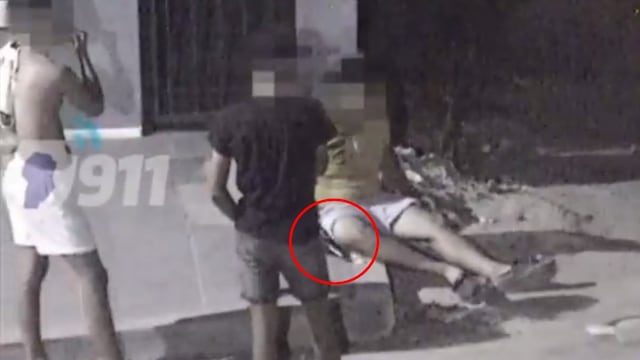 Los sujetos estaban en la vereda manipulando una réplica de arma.
