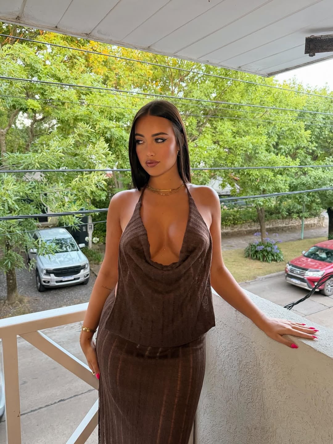 Transparencias y escote al límite: Flor Regidor apostó por el color de la temporada y brilló con un conjunto en tendencia