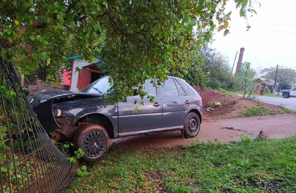 Eldorado: chocó su vehículo contra el portón de una vivienda y huyó